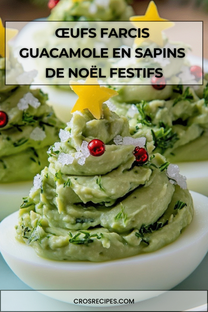 Œufs farcis garnis de guacamole en forme de sapins de Noël, décorés de perles rouges et d’étoiles de fromage.