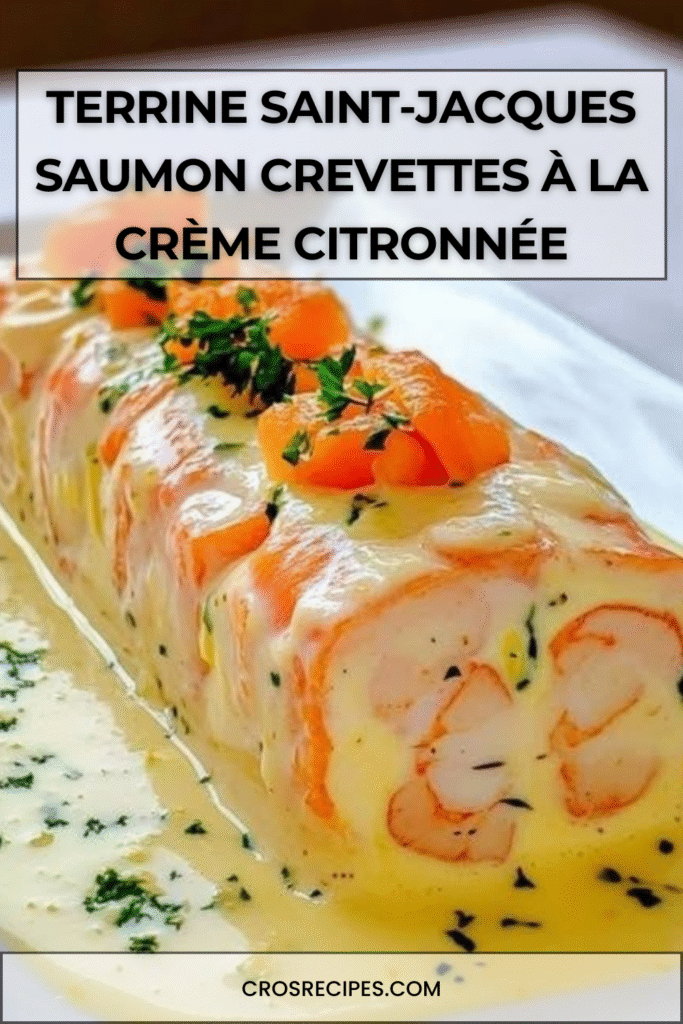 Terrine aux fruits de mer composée de Saint-Jacques, saumon et crevettes, tranchée et servie avec herbes fraîches et citron.