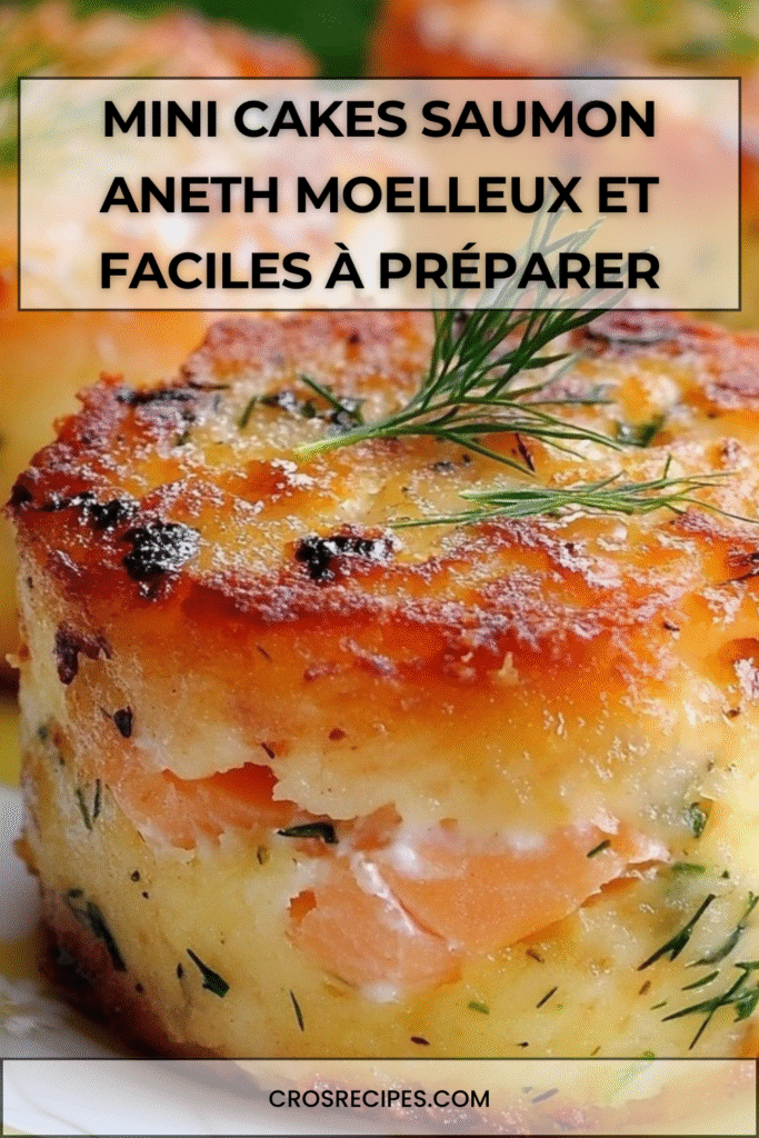 Mini cakes salés au saumon et à l’aneth, dorés et moelleux, présentés sur une assiette posée sur une table en bois clair.