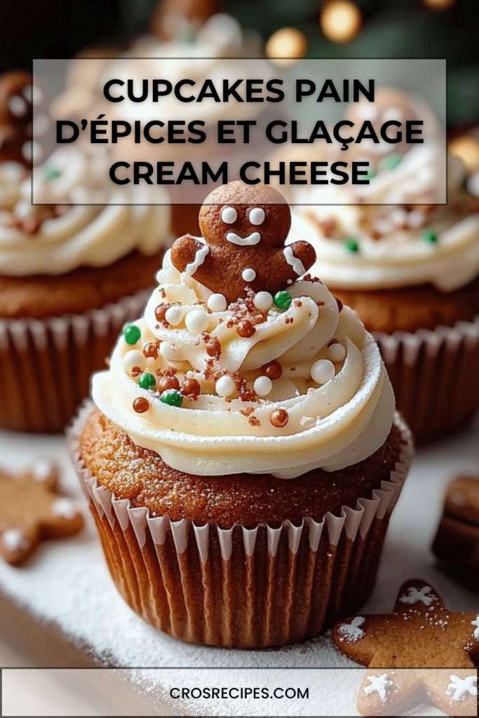 Cupcakes pain d’épices décorés de glaçage cream cheese et petits biscuits.