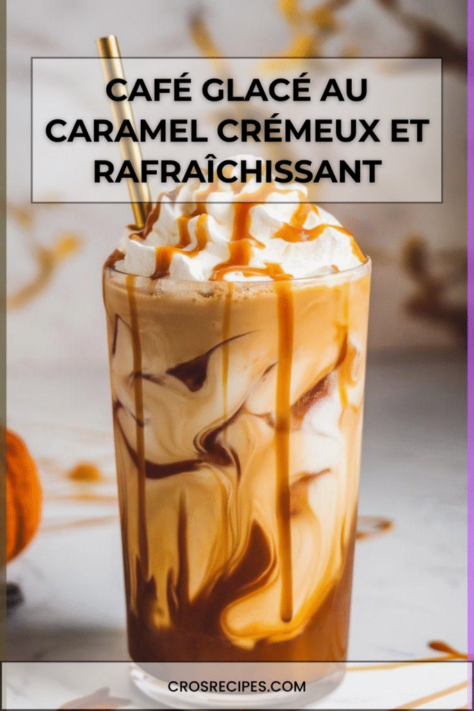 Verre de café glacé au caramel avec crème fouettée et glaçons.