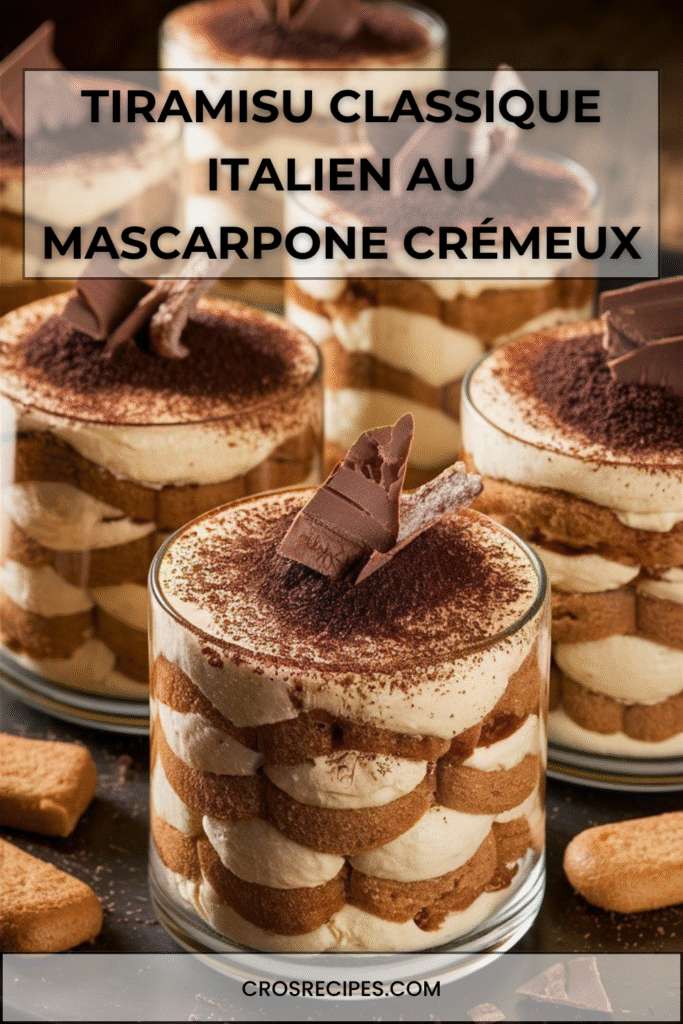 Tiramisu italien traditionnel en verrine avec cacao tamisé et copeaux de chocolat.