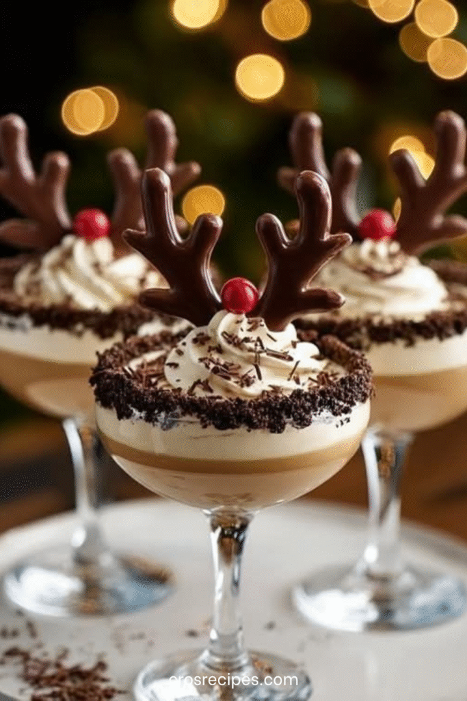 Coupes dessert au chocolat décorées en rennes de Noël avec crème fouettée, bois en chocolat et nez rouge.