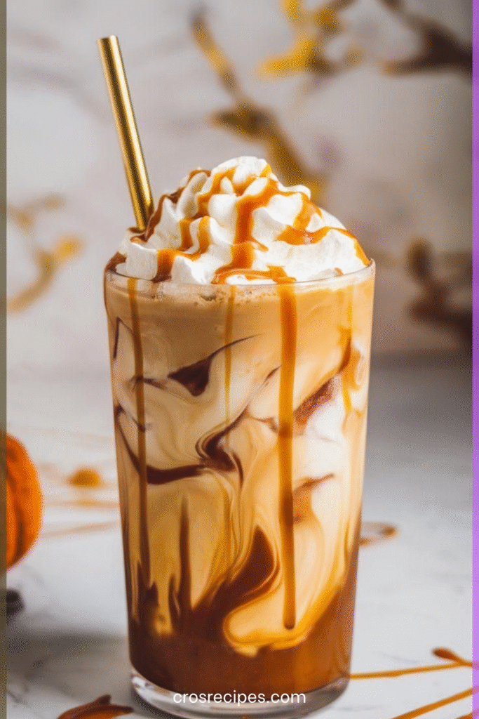 Verre de café glacé au caramel avec crème fouettée et glaçons.