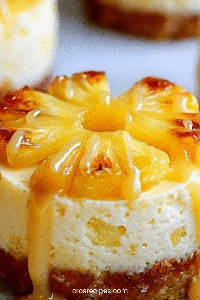 Mini cheesecakes renversés à l’ananas nappés de caramel et présentés en portions individuelles.