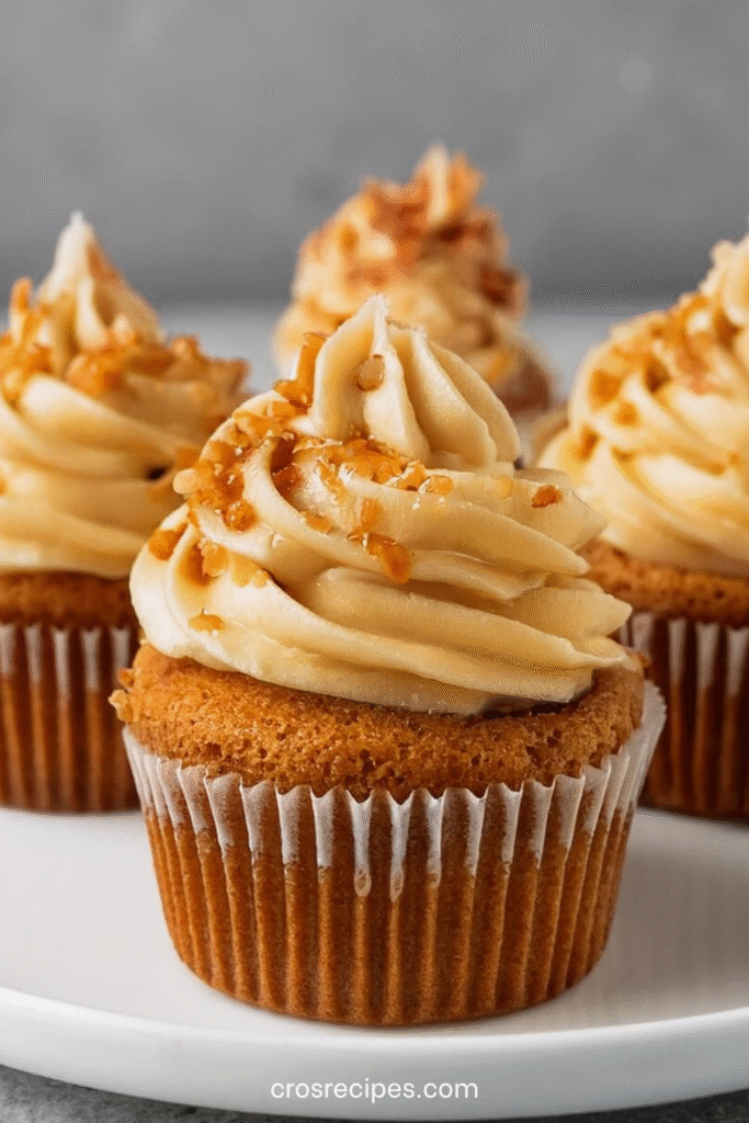 Cupcakes Biscoff au spéculoos décorés d’un glaçage Biscoff tourbillonné et de miettes de biscuits.