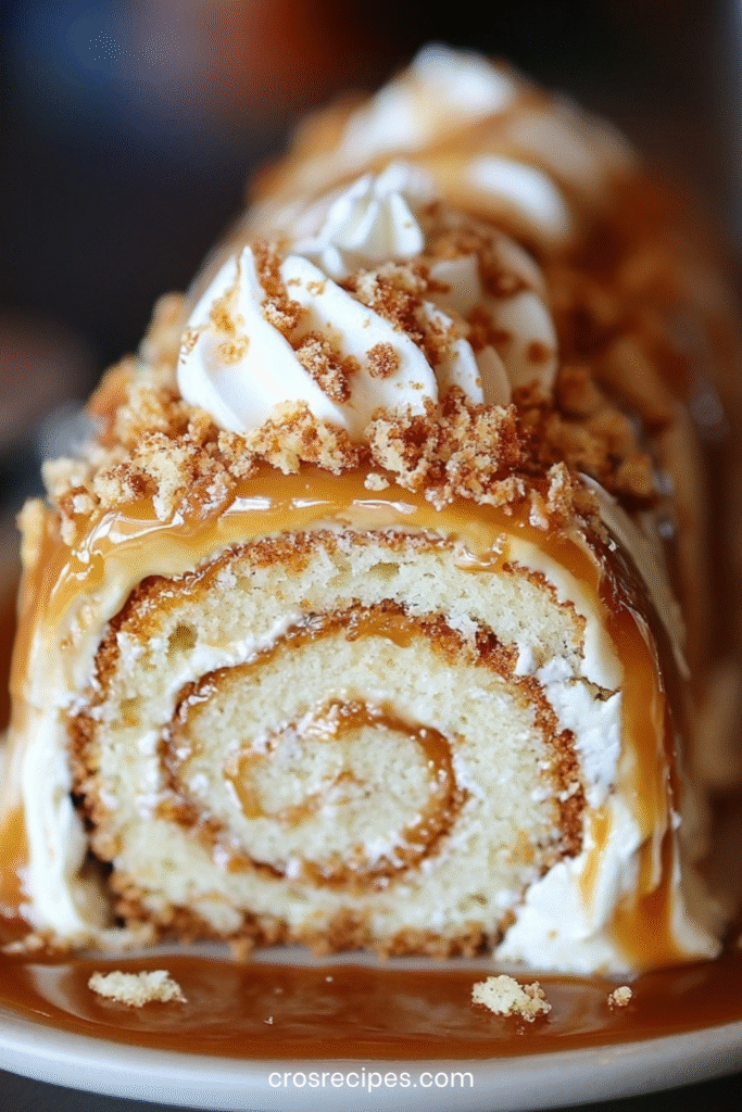 Gâteau roulé garni de crème caramel au beurre salé et nappé de caramel.