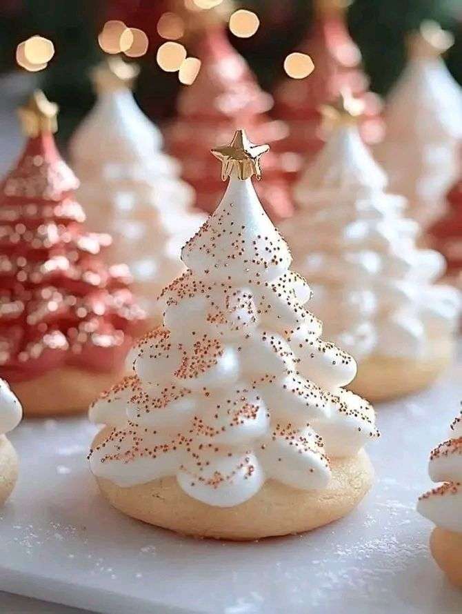 Biscuits sablés garnis de meringue en forme de sapin, décorés pour Noël.