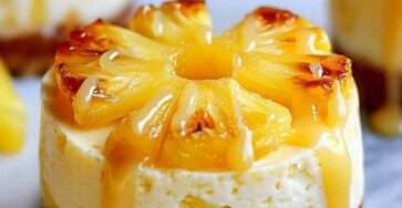 Mini cheesecakes renversés à l’ananas nappés de caramel et présentés en portions individuelles.