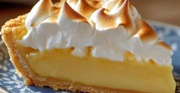 Tarte au citron meringuée avec crème citronnée brillante et meringue italienne dorée.