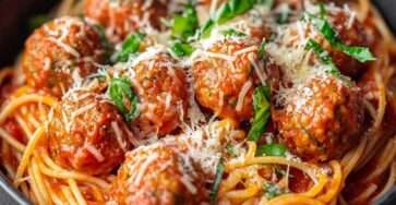 Plat de spaghettis gratinés avec boulettes de viande italiennes, mozzarella fondue et sauce tomate maison.