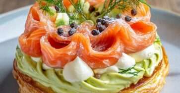 Paris-Brest salé garni de crème d’avocat citronnée, saumon fumé, fromage frais et aneth, dressé en entrée raffinée.