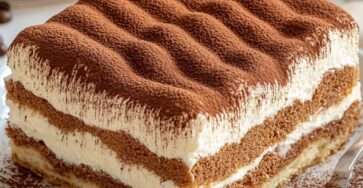 Tiramisu classique crémeux au mascarpone, en plat familial, saupoudré de cacao.