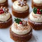 Mini gâteaux au pain d’épices décorés de glaçage blanc, mini biscuits et airelles, saupoudrés de sucre glace.
