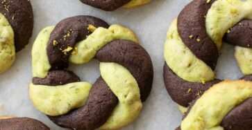 Cookies tressés bicolores chocolat pistache en forme de couronnes dorées et torsadées.