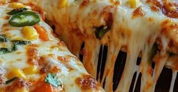 Pizza maison garnie de maïs, jalapeños tranchés, mozzarella fondante et herbes fraîches.