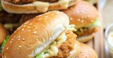 Mini-burgers de poulet croustillant avec laitue, sauce crémeuse et pains légèrement toastés.