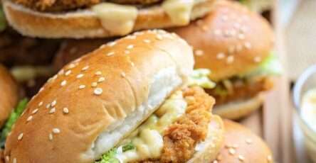 Mini-burgers de poulet croustillant avec laitue, sauce crémeuse et pains légèrement toastés.