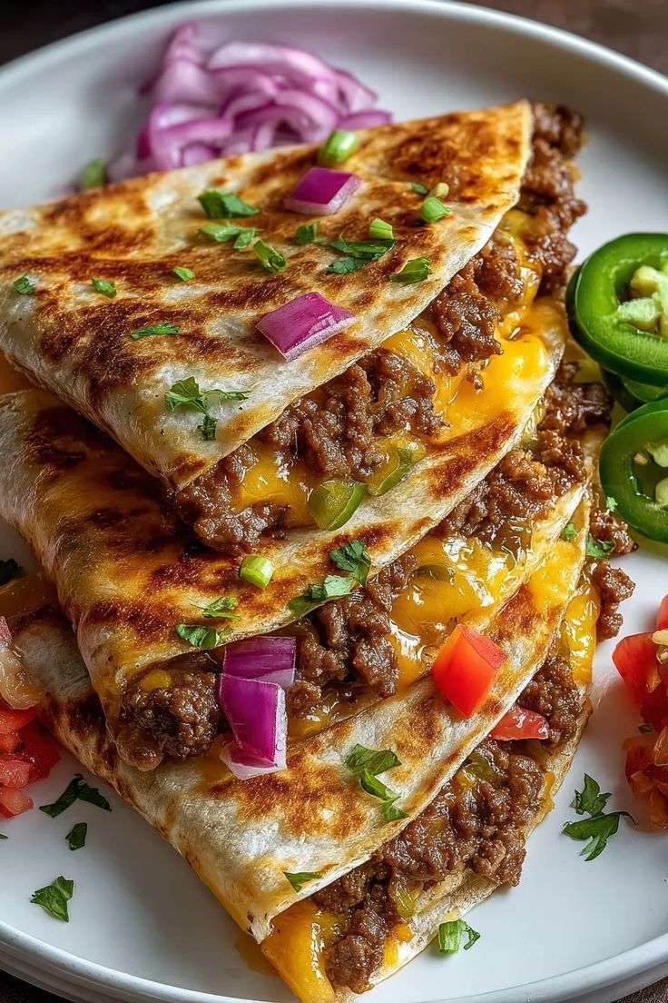 Quesadillas au bœuf haché et cheddar fondu, dorées à la poêle et servies avec salsa et guacamole.