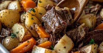 Rôti de bœuf mijoté dans une crème brune, servi avec pommes de terre et carottes dans une cocotte rustique.