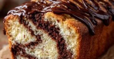 Cake marbré vanille-chocolat tranché avec glaçage fondant au chocolat coulant sur le dessus.