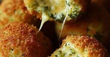 Boulettes de brocoli panées et dorées, croustillantes à l’extérieur et fondantes au fromage à l’intérieur.