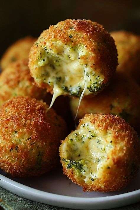 Boulettes de brocoli panées et dorées, croustillantes à l’extérieur et fondantes au fromage à l’intérieur.