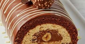 Bûche roulée au chocolat façon Ferrero Rocher avec glaçage rocher croquant et décor de chocolats Ferrero.