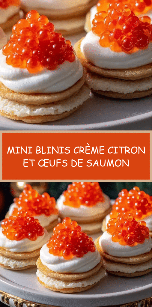 Mini blinis garnis de crème citronnée et surmontés d’œufs de saumon, présentés sur un plateau apéritif.