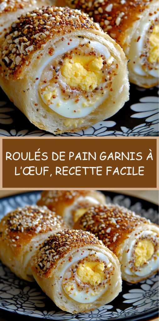 Roulés de pain garnis à l’œuf, dorés au four et roulés dans des graines de sésame, présentés en tranches montrant l’œuf dur au centre