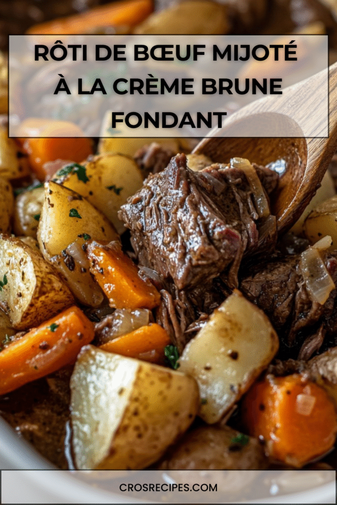 Rôti de bœuf mijoté dans une crème brune, servi avec pommes de terre et carottes dans une cocotte rustique.