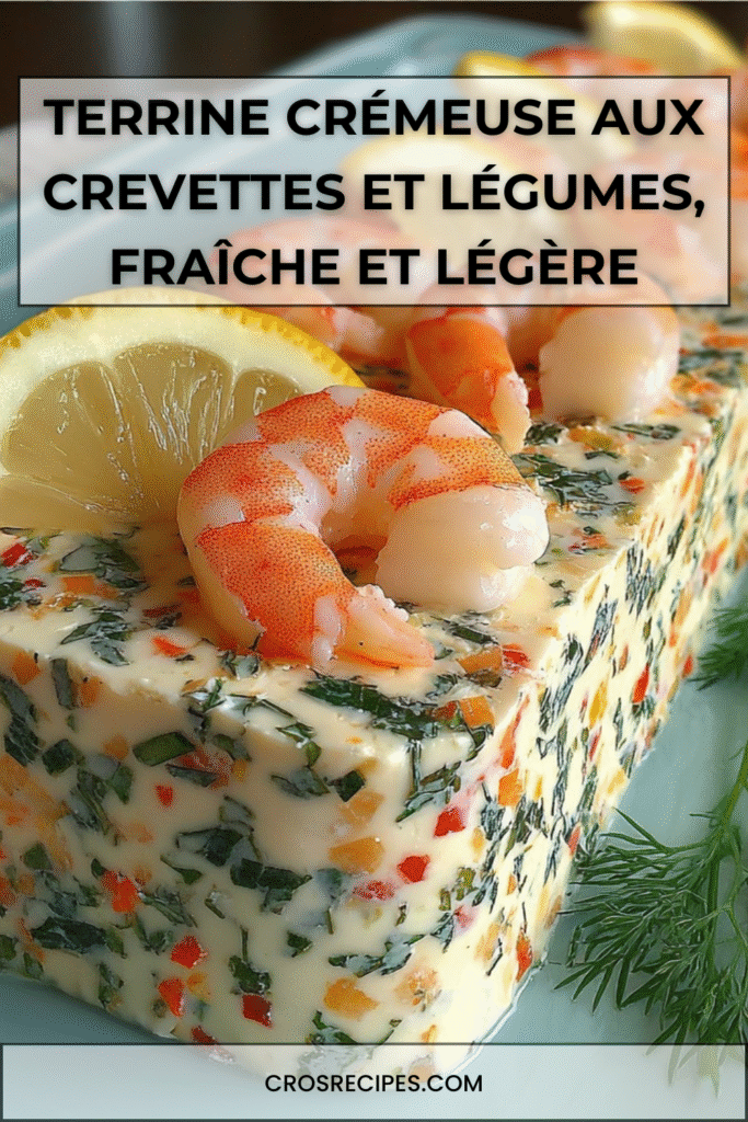 Terrine crémeuse aux crevettes et légumes colorés, démoulée en bloc rectangulaire et décorée de crevettes entières, citron et aneth.