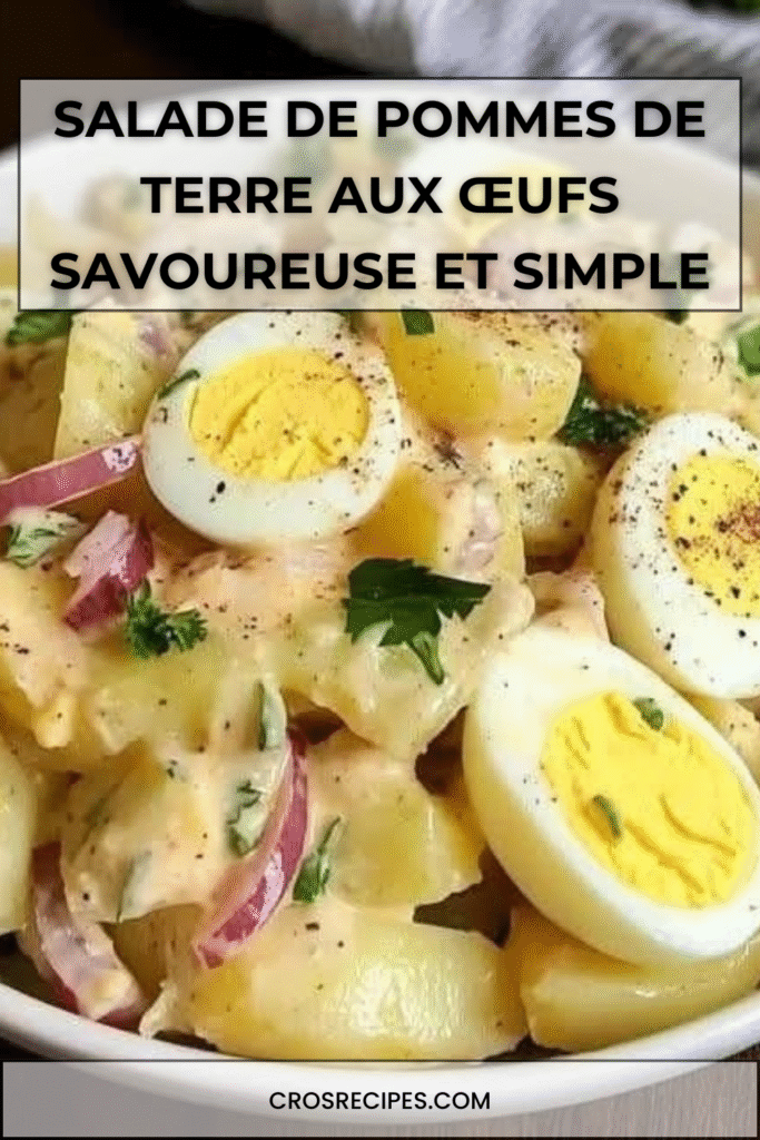 Salade de pommes de terre aux œufs durs avec tomates, oignon rouge et vinaigrette crémeuse.