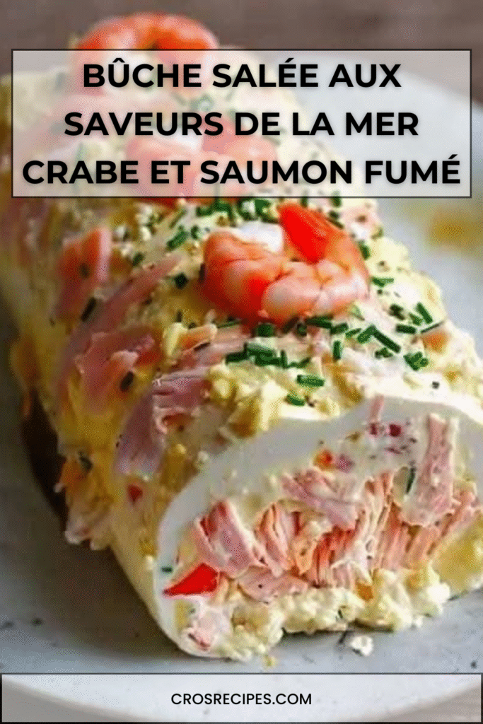 Bûche salée aux fruits de mer garnie de crabe, saumon fumé, gambas et zestes de citron sur un plat de service.