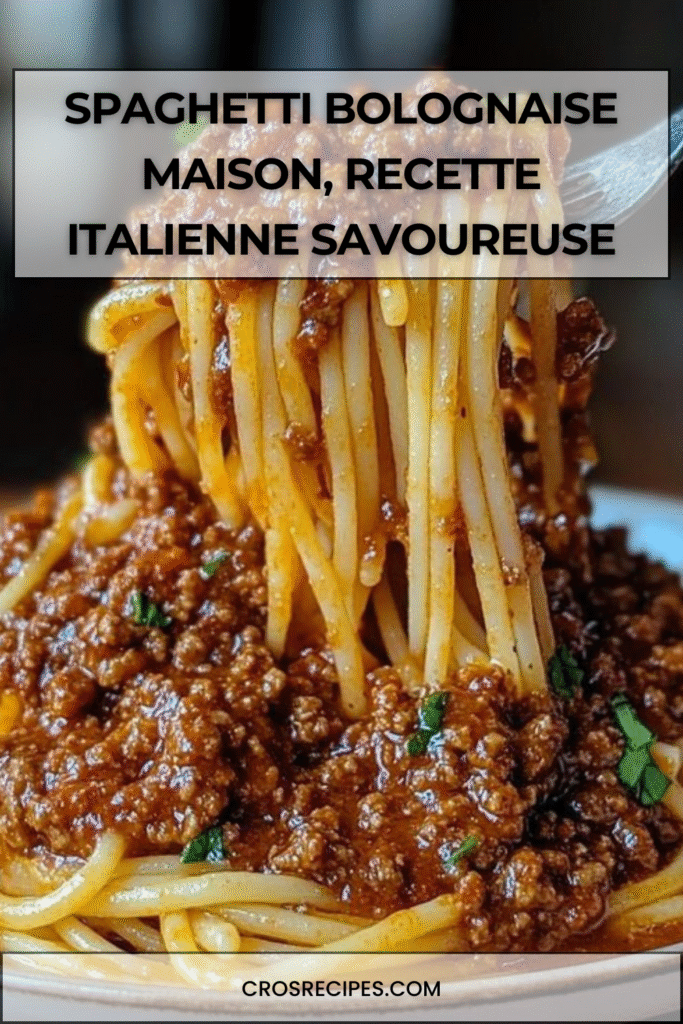 Spaghetti à la bolognaise nappés de sauce tomate au bœuf mijotée, servis avec parmesan râpé.