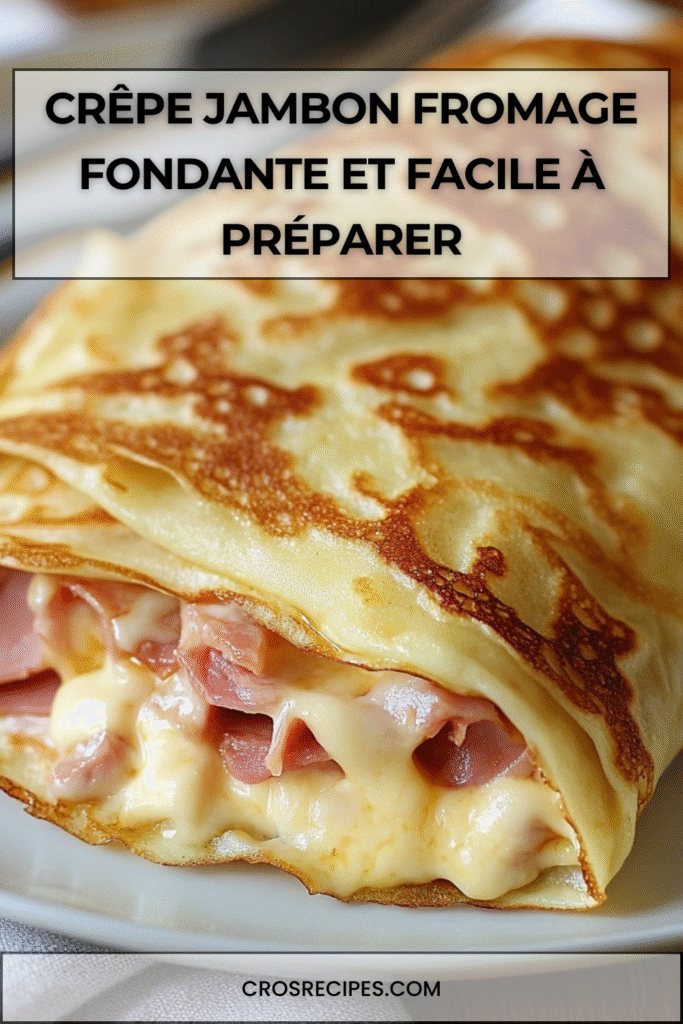 Crêpe pliée et dorée, garnie de jambon et fromage fondant, servie chaude en assiette.