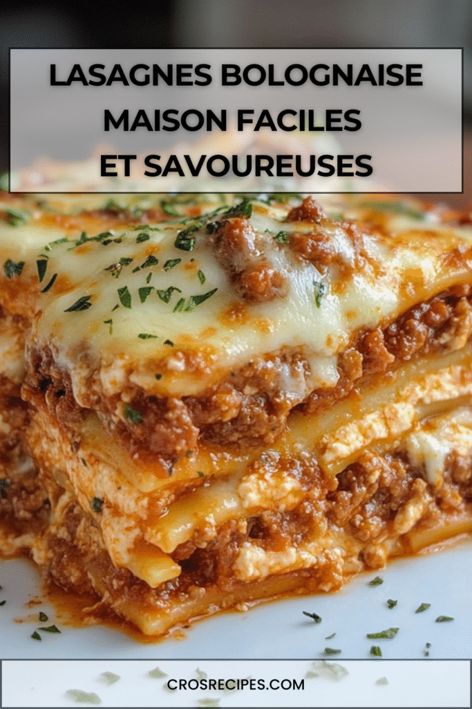Lasagnes Bolognaise maison servies en parts épaisses avec couches visibles de pâte, sauce et fromage fondant.