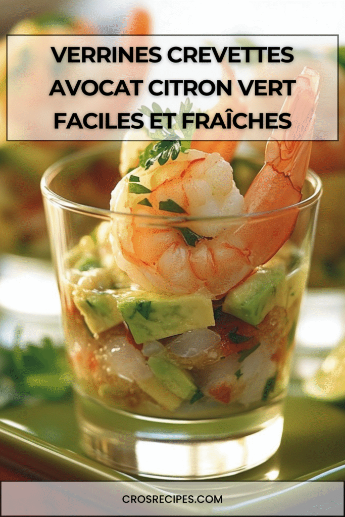 Verrines composées de couches d’avocat écrasé, tomates et crevettes, décorées d’herbes et de zeste de citron vert.