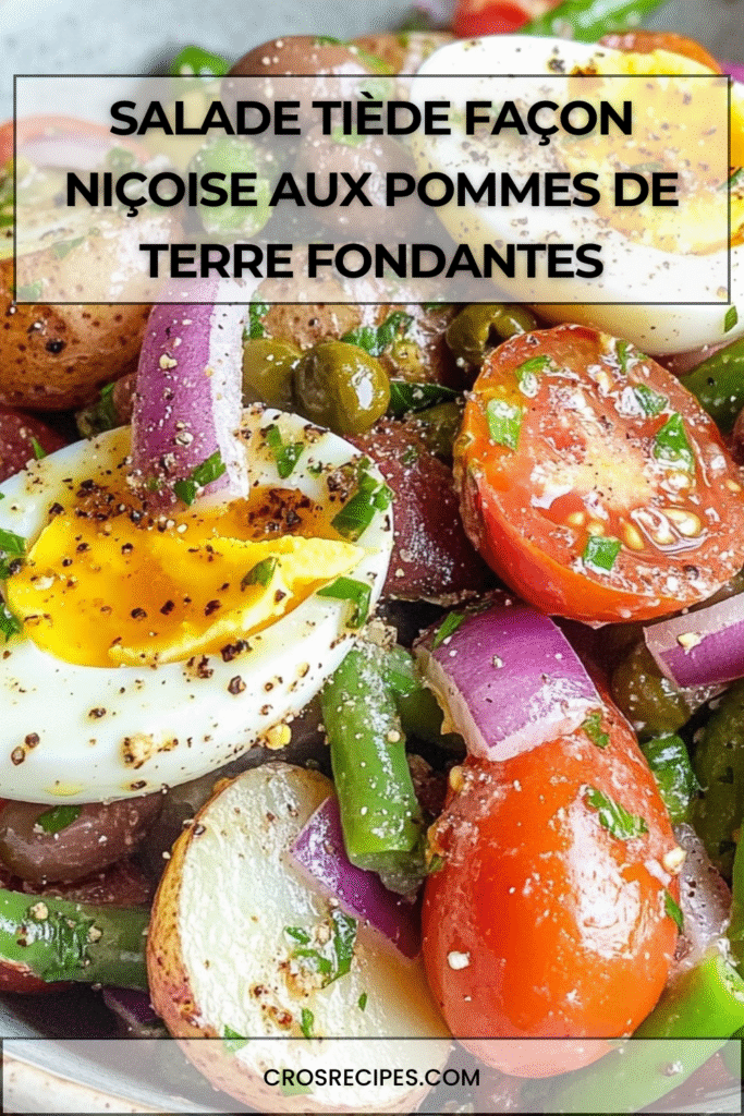Salade tiède façon niçoise composée de pommes de terre fondantes, œufs mollets, tomates cerises, olives et haricots verts dans un grand saladier.