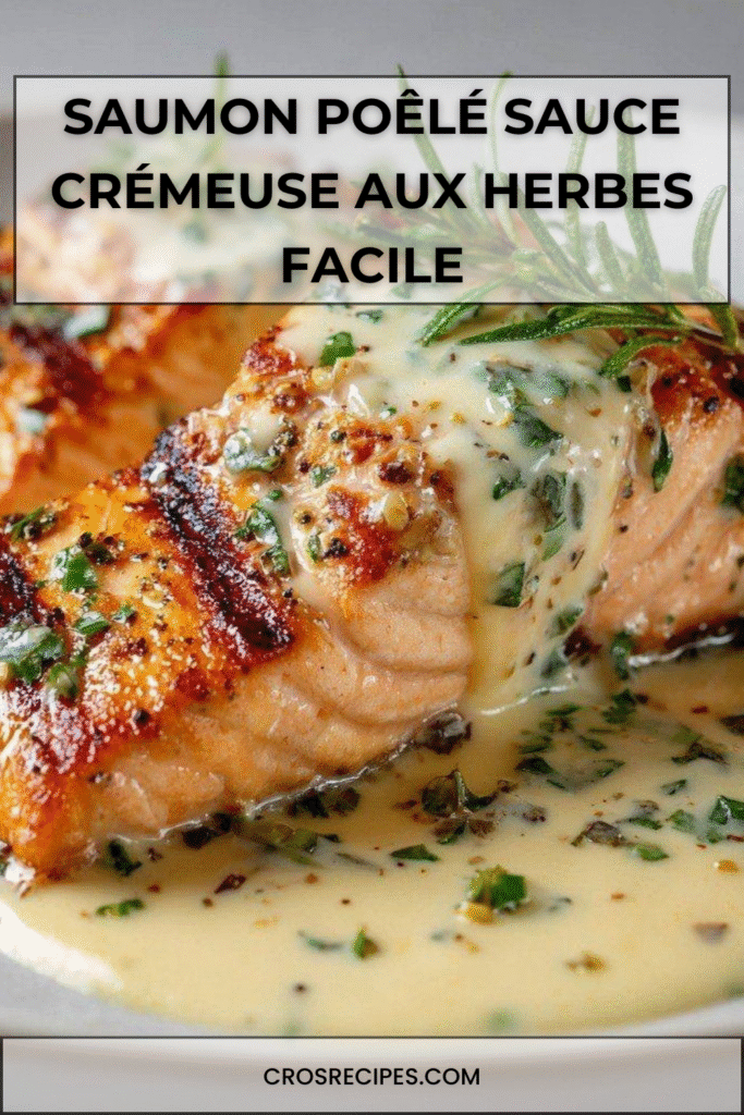 Pavés de saumon poêlé nappés de sauce crémeuse aux herbes, servis dans une poêle avec citron et herbes fraîches.