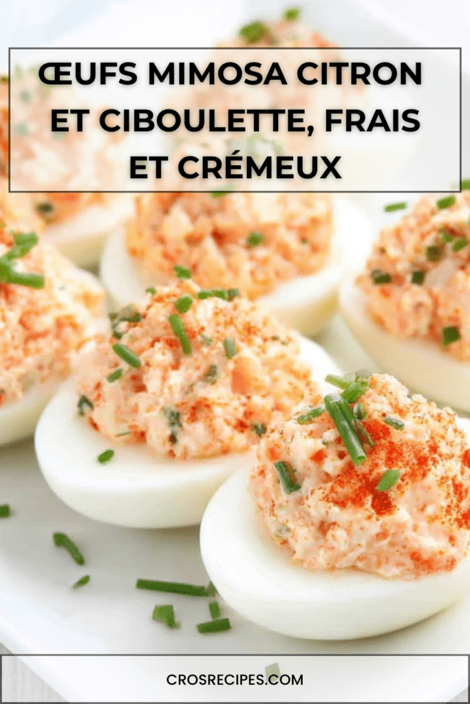 Œufs mimosa citron et ciboulette, garnis d’une crème onctueuse et servis froids sur une assiette.