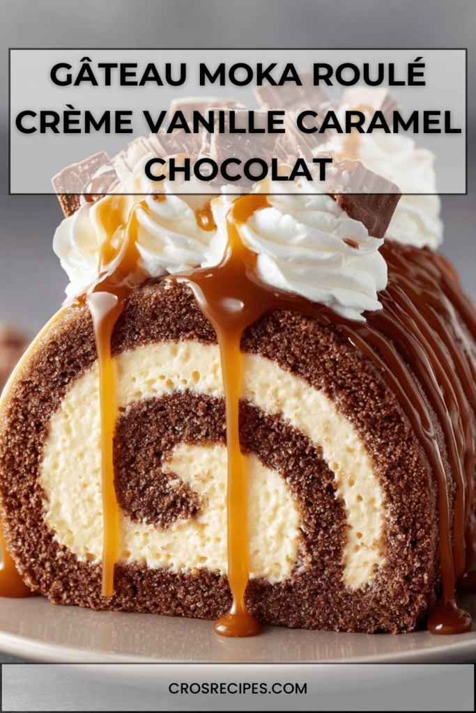 Gâteau moka roulé nappé de caramel, garni de crème vanille et décoré de morceaux de chocolat.