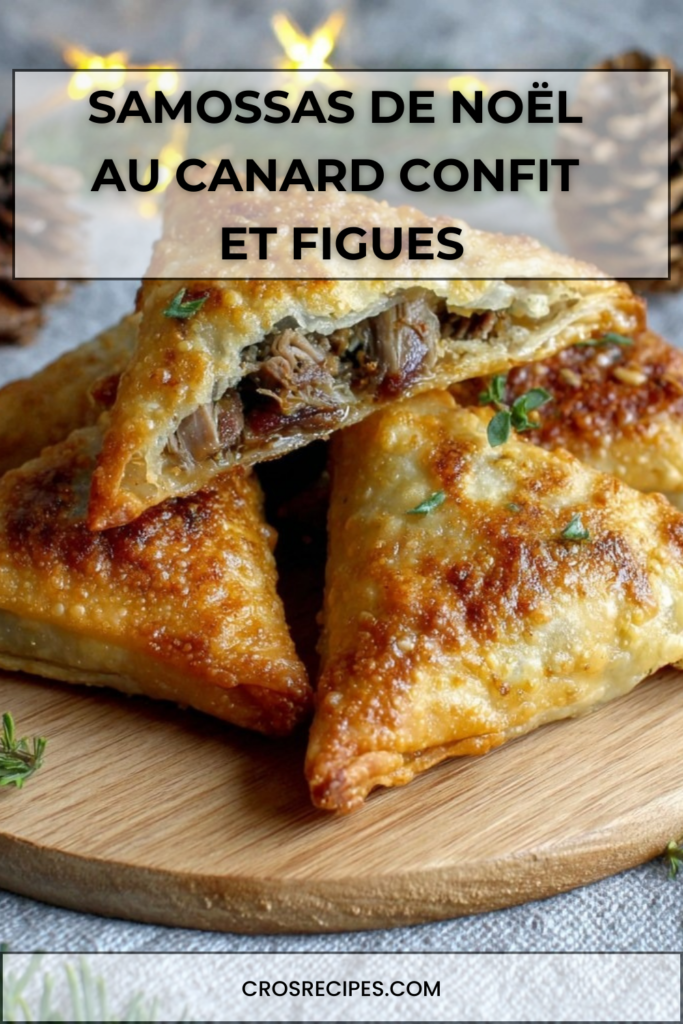 Samossas de Noël croustillants garnis de canard confit, figues et échalotes caramélisées, dorés au four et servis pour Noël.
