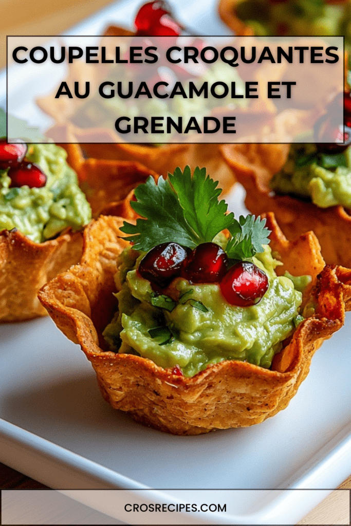 Mini coupelles tortillas croustillantes garnies de guacamole crémeux et de graines de grenade fraîches.