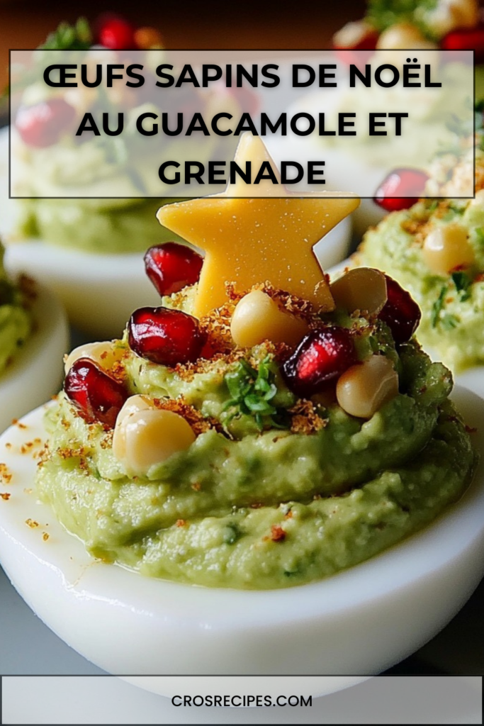 Œufs durs décorés en forme de sapins de Noël, garnis de guacamole vert et de graines de grenade rouges.