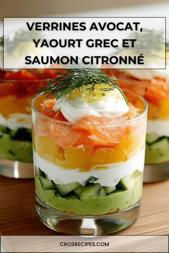 Verrines d’avocat crémeux, yaourt grec onctueux et saumon citronné, garnies d’aneth frais et de dés de concombre.