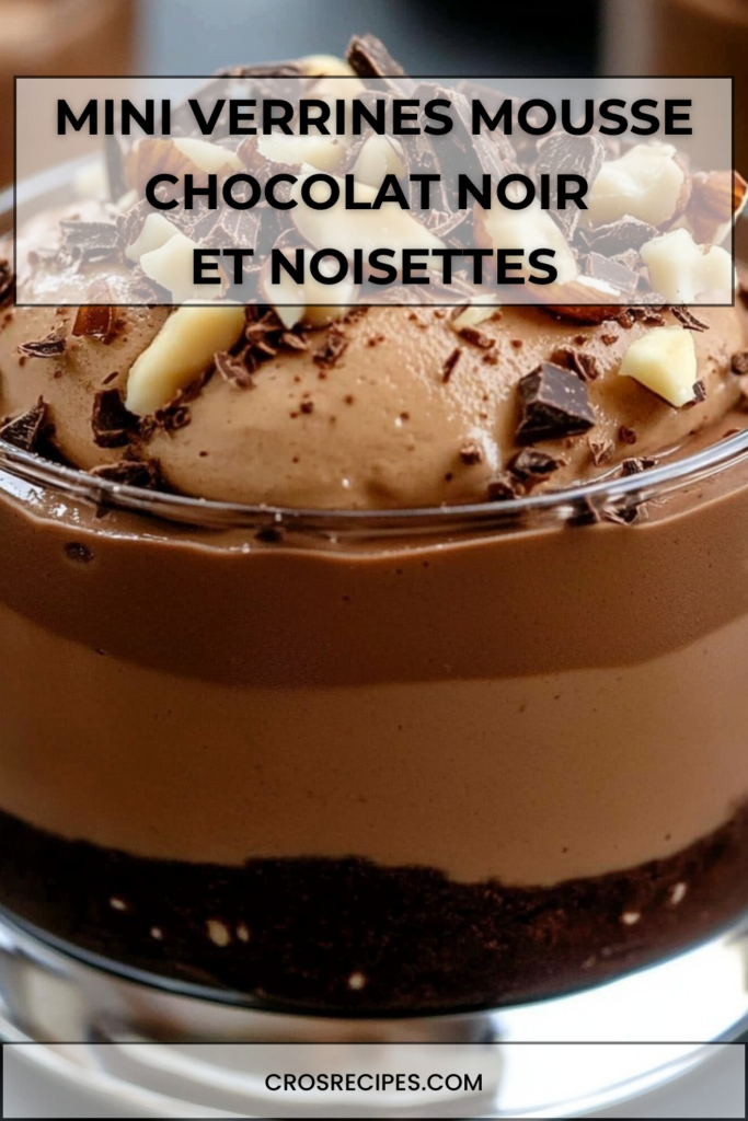 Mini verrines de mousse au chocolat noir aérienne, sur base biscuit chocolat, garnies d’éclats de noisette et copeaux de chocolat.