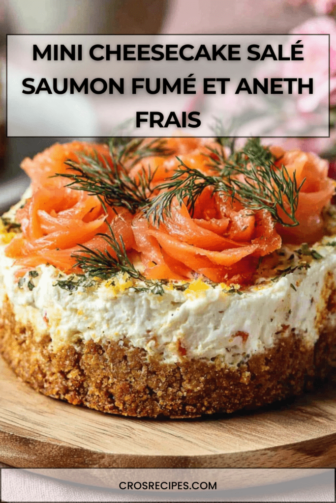 Mini cheesecake salés garnis de saumon fumé roulé en rosaces et d’aneth frais, présentés en petites portions individuelles sur une assiette