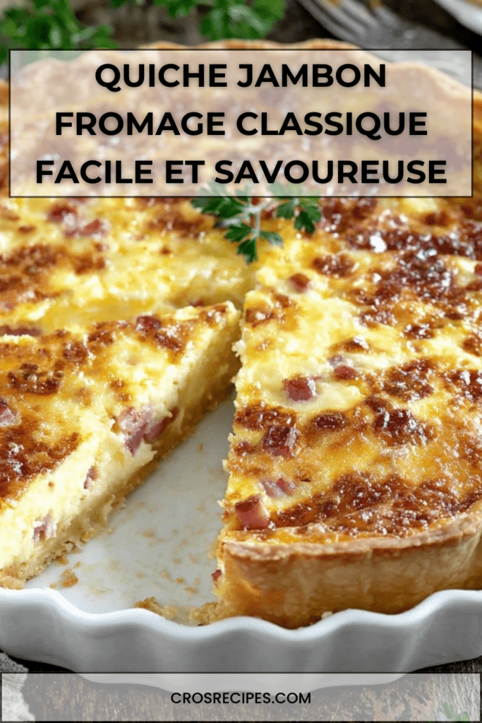 Part de quiche jambon fromage dorée et gratinée, servie dans un moule à tarte avec une garniture crémeuse au jambon et fromage