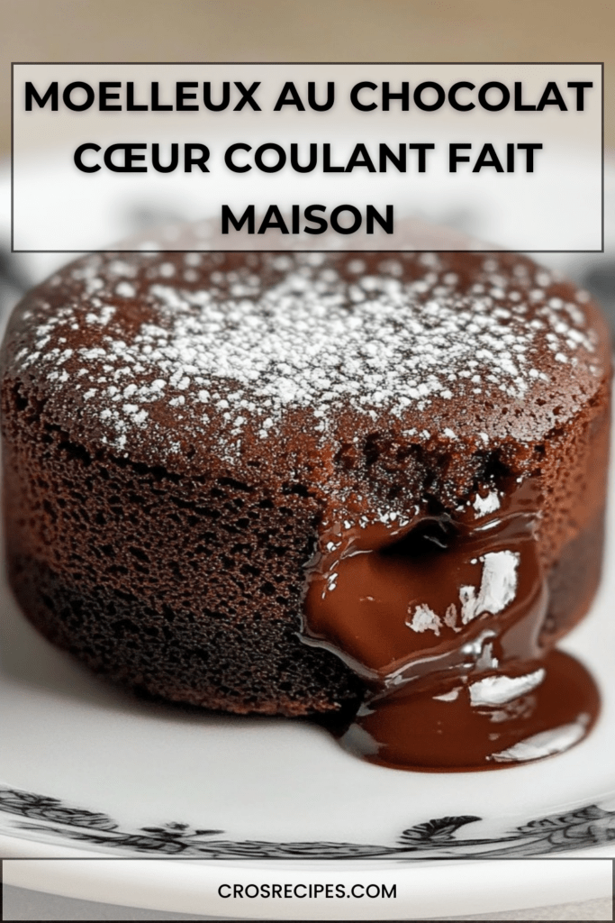 Moelleux au chocolat individuel coupé en deux laissant apparaître un cœur coulant fondant, servi sur assiette avec sucre glace